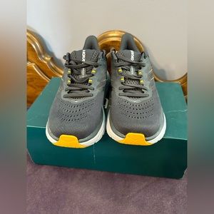 Hoka Arahis 5 in blue size 7 2E.